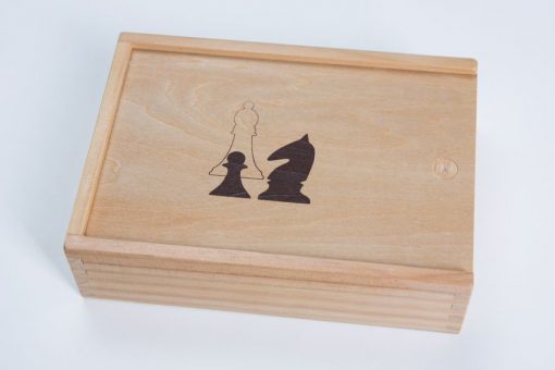 SCHACKPJÄSER I TRÄBOX (KUNG 8,7 CM)